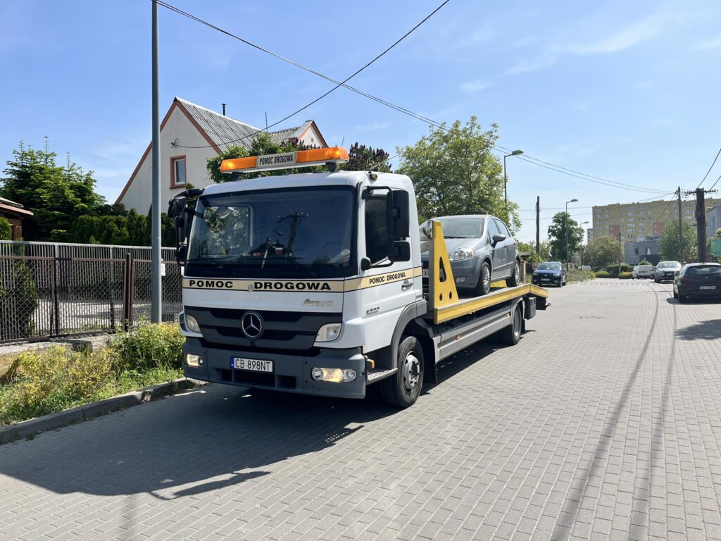 346147284_792029335518868_3842961738720833808_n Laweta i samochód osobowy